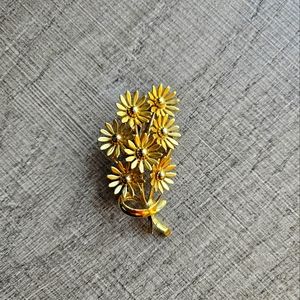 Vintage gold flower brooch